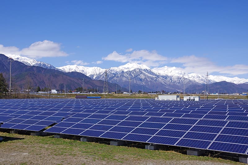 太陽光発電と蓄電池の同時設置がおすすめ!併用するメリットについて解説