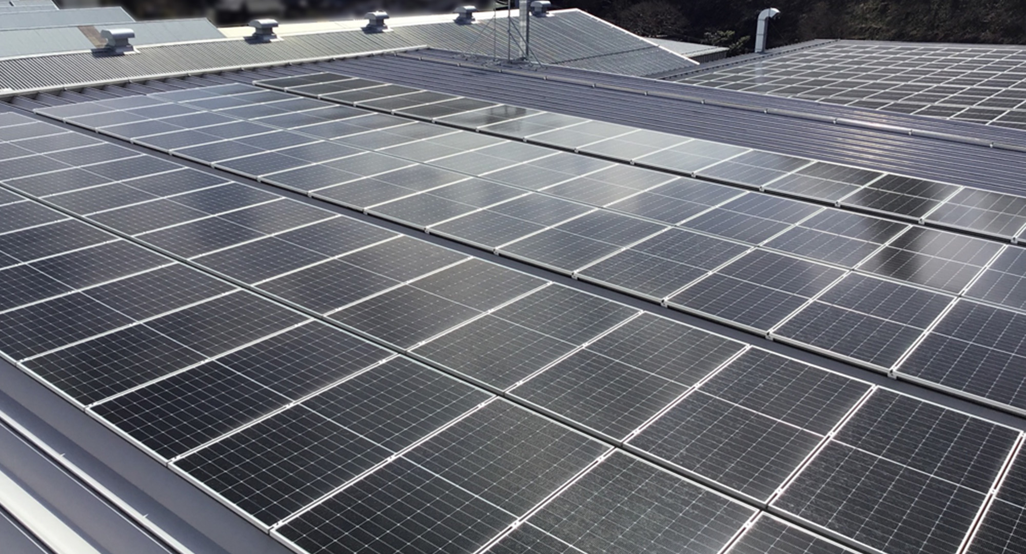 年間CO₂削減量157トン、電⼒削減量346,600kWh2035年カーボンニュートラル達成に向け、⾃家消費型太陽光発電を導⼊