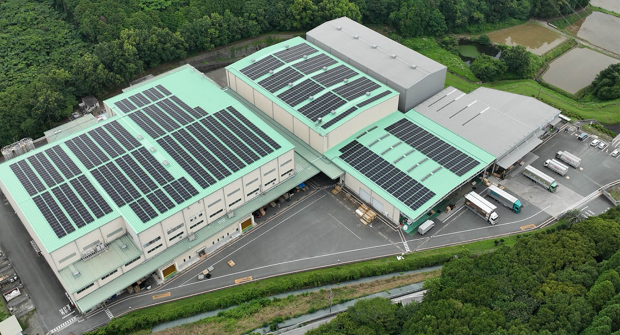 環境に適応して進化する企業太陽光発電システム導入でCO₂排出量 490t/年の削減