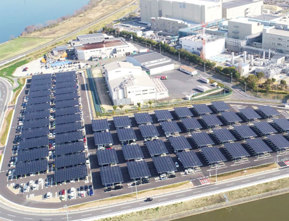 【導入事例】株式会社村田製作所 様両⾯パネルで発電効率向上 ⽇本最⼤級のカーポート型を導⼊