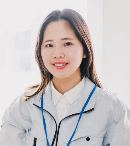作業着を着た女性