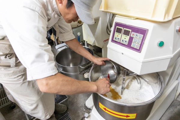 工場内で作業するスタッフの様子