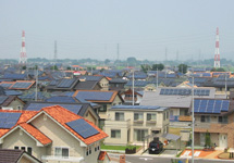 屋根に設置される太陽光パネル