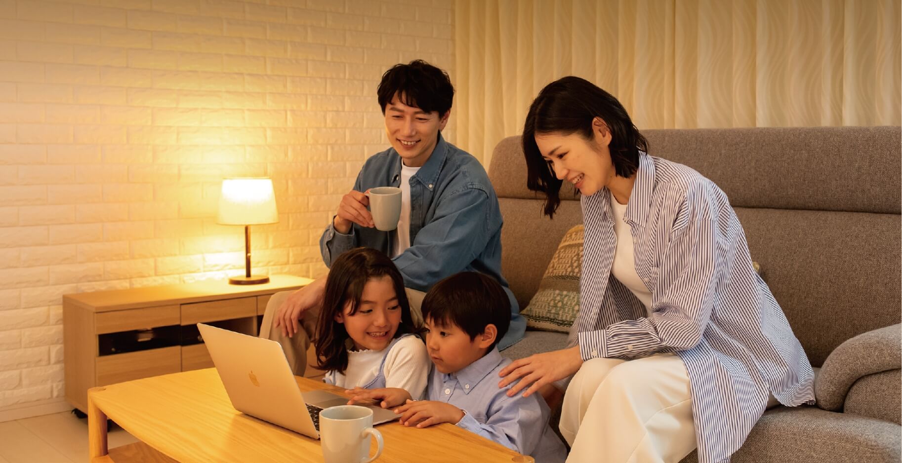 家族でパソコンを使用している写真