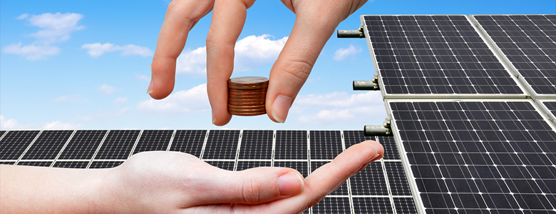 太陽光パネルを背景にお金を渡している手