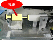 改进前，通过固定夹具使焊接作业稳定化 