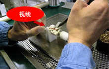 改进后，通过固定夹具使焊接作业稳定化 