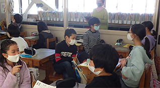 手話で伝言ゲームの様子