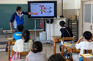 出前授業（経済）を行いました。1