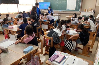 出前授業（経済）を行いました。2