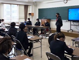 府内高校にて講演を行いました。 2