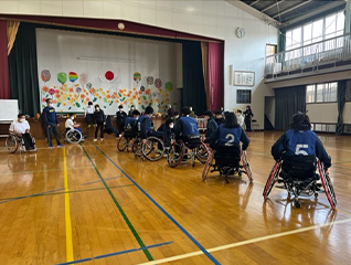 大分県立日出支援学校にて車いすスポーツ体験を行いました。 1