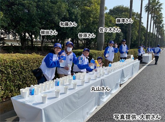 給水ポイントで活躍する柳田さん、和藤さん、笹原さん、丸山さん、佐々木さん、藤沢さん　写真提供：大前さん