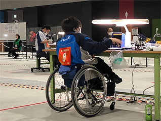 競技に集中する塩地さんの写真1