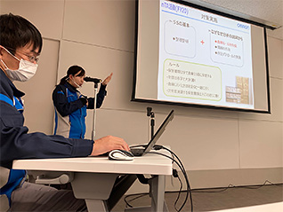 手話で発表が行われている様子