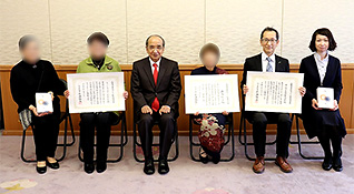 県知事との記念撮影の様子
