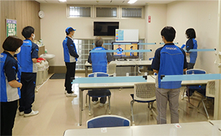 呼吸法を朝礼で実践している様子の写真