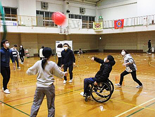 体育館にて風船バレー2