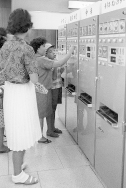 百貨店に設置された多能式自動食券販売機（1963年）